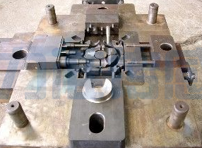 離合器液壓輔助系統(tǒng)和制動(dòng)系統(tǒng)一起使用儲(chǔ)油箱(圖1) 離合器液壓輔助系統(tǒng)和制動(dòng)系統(tǒng)一起使用儲(chǔ)油箱(圖1)